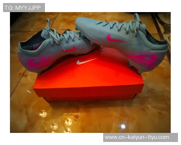 C罗穿过的足球鞋揭秘:从经典到创新的足球装备演变历程 C罗穿过的足球鞋揭秘:从经典到创新的足球装备演变历程