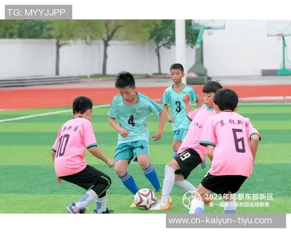 足球课的魅力与挑战探索青少年成长中的团队精神与竞技意识 足球课的魅力与挑战探索青少年成长中的团队精神与竞技意识